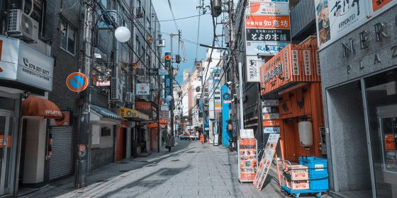 日本出版伦理协议会标志特写，成人漫画18禁标识清晰可见，体现日本h漫的分级管理规范